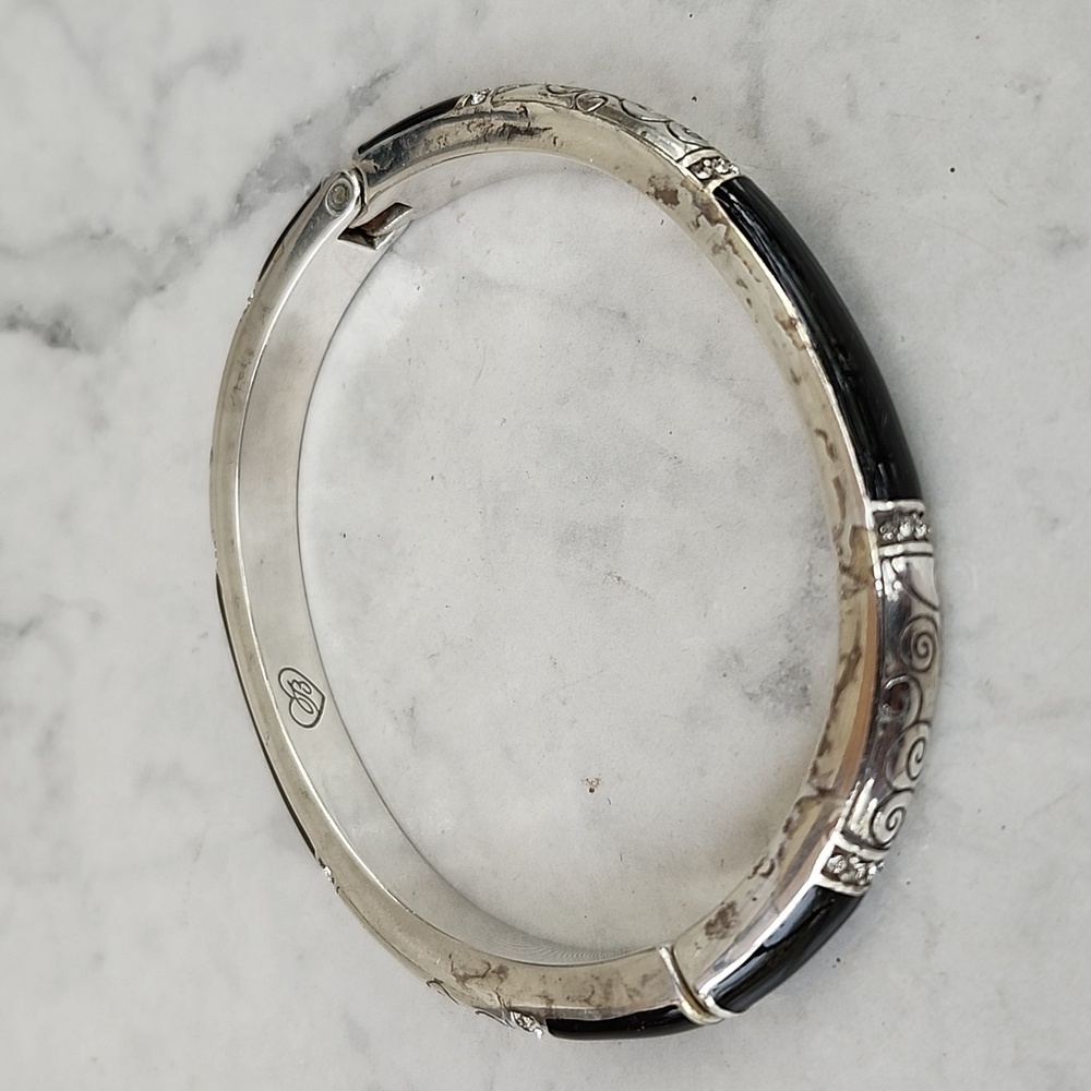 BRIGHTON OVAL SILVER AND ENAMEL BANGLE BRACELET - Picture 6 of 7